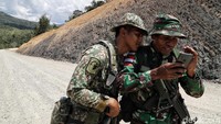 Keakraban tersebut dapat terlihat dari interaksi para prajurit saat menjaga perbatasan.