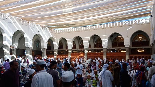 Masjid tampak penuh oleh jemaah dari berbagai belahan dunia.