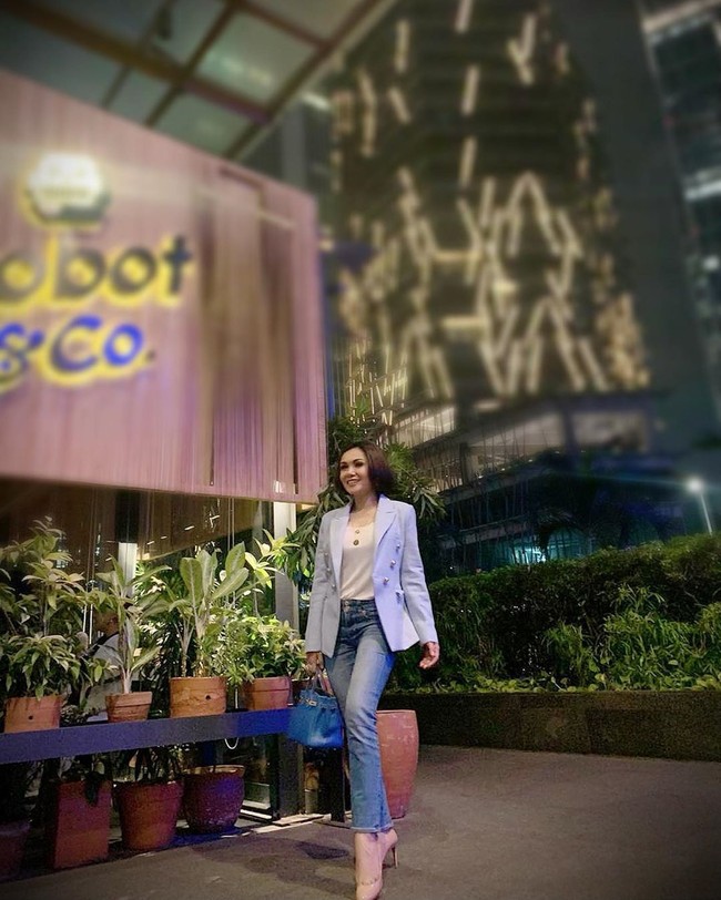 Yuni Shara baru saja mengungkapkan dalam kanal Youtube Ussy Andhika Official dirinya memiliki sumber-sumber penghasilan lain, selain menyanyi. Dia memiliki bisnis batubara hingga konstruksi jalan yang semuanya nantinya akan diwariskannya pada anak-anaknya. Foto: Dok. Instagram Yuni Shara