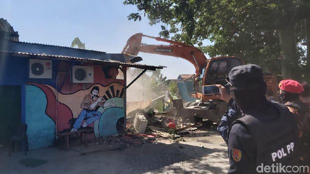 45 tempat karaoke liar di dekat Masjid Agung Jateng dibongkar.