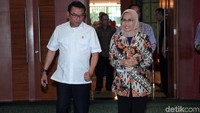 Plt Direktur Utama PLN Sripeni Inten Cahyani berbincang dengan Moeldoko.