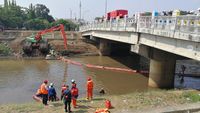 Pencarian Bocah Hanyut di Kali Cipinang Berlanjut, Petugas Sisir KBT