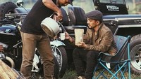 Tak hanya dikafe, saat berada di alam bebas pun, minuman kopi selalu jadi andalannya, seperti pada momennya yang satu ini. Foto: Instagram @rickyzainal