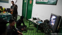 Tak jarang pula para prajurit bermain bersama untuk menghibur diri dan menghilangkan kebosanan saat malam hari.
