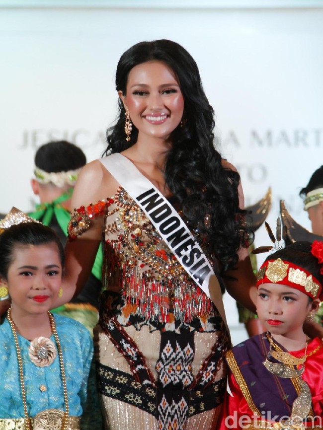 Jesica Fitriana tampil memesona dalam balutan gaun malam yang akan dibawanya ke Polandia untuk ajang Miss Supranational 2019. Karantina dari Miss Supranational akan berlangsung selama dua minggu mulai 18 November 2019. Foto: abduh/Wolipop