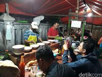 Seru! Mie Ayam Terbang Ini Dilempar-lempar Sebelum Disajikan