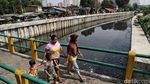 Semangat Petugas UPK Bersihkan Kali Item dari Sampah
