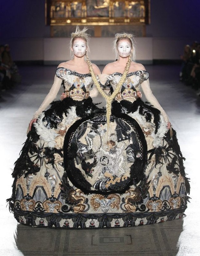 Baru-baru ini keduanya mencuri perhatian saat tampil di fashion show Guo Pei di museum Victoria and Albert. Dalam penampilannya, mereka tampil dengan gaun bergaya Victorian dengan bagian roknya yang dibuat menyatu, seolah-olah kedua gadis itu adalah kembar dempet.  Foto: Instagram @hoepertwins