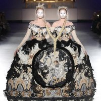Baru-baru ini keduanya mencuri perhatian saat tampil di fashion show Guo Pei di museum Victoria and Albert. Dalam penampilannya, mereka tampil dengan gaun bergaya Victorian dengan bagian roknya yang dibuat menyatu, seolah-olah kedua gadis itu adalah kembar dempet.  Foto: Instagram @hoepertwins