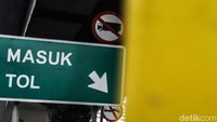 Tarif tol akan dihitung berdasarkan tiga hal, yakni kemampuan bayar pengguna jalan, besar keuntungan biaya operasi kendaraan (BKBOK) dan kelayakan investasi. Hal ini tertera di Pasal 48 ayat (1) Undang-Undang Nomor 38 Tahun 2004 tentang Jalan.