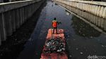 Semangat Petugas UPK Bersihkan Kali Item dari Sampah