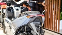 Skutik ini sudah dibekali sistem kunci keyless. Untuk menyalakan/mematikan mesin, membuka kompartemen bagasi atau tutup tangki tak perlu colok/cabut kunci lagi.Foto: Jorsindo Motor Club