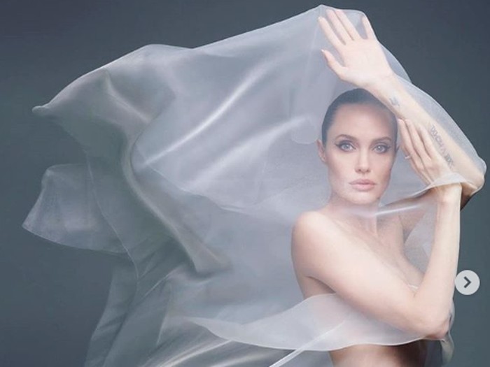 Pmotretan Angelina Jolie di majalah Harpers Bazaar.