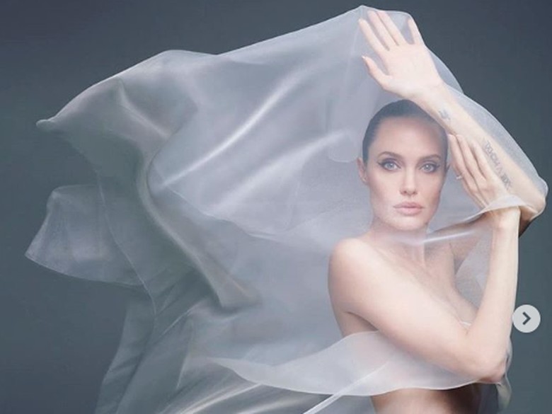 Angelina Jolie curhat soal Brad Pitt. Foto: Dok. Instagram/solvesundsbo Angelina Jolie curhat soal Brad Pitt. Foto: Dok. Instagram/solvesundsbo