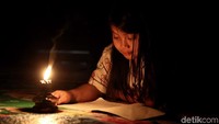 Anak-anak pun menggunakan lilin untuk menerangi saat mereka tengah belajar maupun mengerjakan tugas di malam hari.