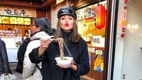 Berlibur ke Jepang, Olivia tidak melewatkan kesempatan untuk mencoba ramen autentik Jepang. Ia bahkan makan sambil berdiri di antara ramainya antrian di sana. Foto: Instagram @oliviaculpo