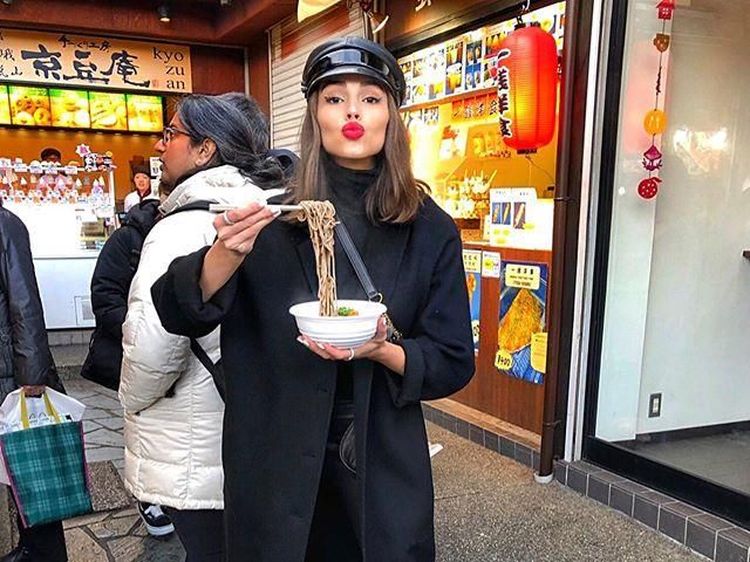 Pemotretan di Bali, Cantiknya Olivia Culpo Saat Makan Pizza dan Es Krim