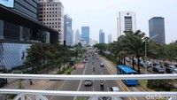 Panorama Jalan Sudirman yang mengarah ke Bundaran HI. Tampak lebih jelas karena tiada penutup JPO (Randy/detikcom)