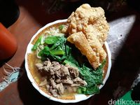 Seru! Mie Ayam Terbang Ini Dilempar-lempar Sebelum Disajikan
