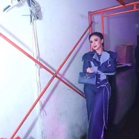 Yuni Shara tampil serba biru saat mengisi acara Asmara 90 di The Pallas, SCBD, awal Oktober 2019 kemarin. Yuni pun melengkapi penampilannya dengan tas Hermes Kelly mini yang warnanya senada dengan busananya. Foto: Dok. Instagram Yuni Shara