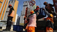 Sampah yang terkumpul diangkut menggunakan truk untuk dibuang.