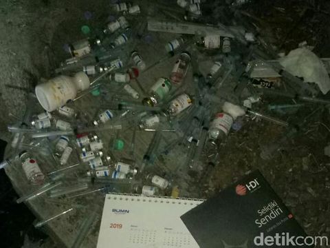 Sampah medis yang berserakan