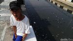 Semangat Petugas UPK Bersihkan Kali Item dari Sampah