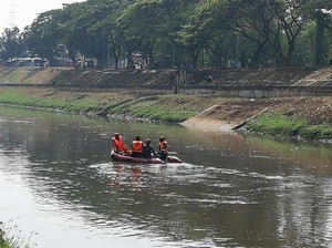 Pencarian Bocah Hanyut di Kali Cipinang Berlanjut, Petugas Sisir KBT