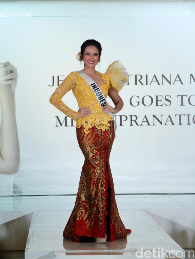 Untuk tampilan ke empat, Jesica membawakan kebaya dari desainer Anne Avantie. Berwarna merah dan emas, kebaya ini merupakan Batik Cemplok Piring yang memiliki makna tentang kehidupan manusia. Motif bunga merupakan simbol pengabdian terhadap bangsa dan negara. Pengguna Batik Cemplok Piring ini diharapkan akan mengharumkan nama bangsa. Foto: abduh/Wolipop