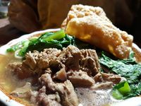 Seru! Mie Ayam Terbang Ini Dilempar-lempar Sebelum Disajikan