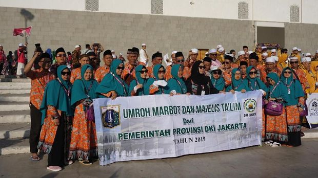 Jemaah berfoto bersama di halaman masjid Quba.