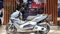 Secara desain, Longjia VMAX 300 tampil agresif sebagai skuter sport. Lampu depannya mirip seperti motor sport dengan bentuk yang tajam dan terkesan ngumpet. Desain pijakan kakinya mirip seperti Yamaha Nmax. Sementara sebagian ke belakang seperti Honda Forza.Foto: Jorsindo Motor Club