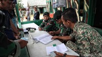 Biasanya sebelum memasuki portal perbatasan warga diwajibkan untuk melapor terlebih dahulu untuk diberikan pertanyaan terkait segala keperluan dan tujuannya masuk menuju Krayan maupun Malaysia.