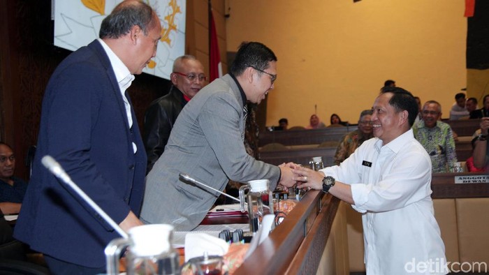 Komisi II DPR menggelar rapat kerja perdana bersama Menteri Dalam Negeri Tito Karnavian. Rapat ini akan membahas rencana strategi Kementerian Dalam Negeri.