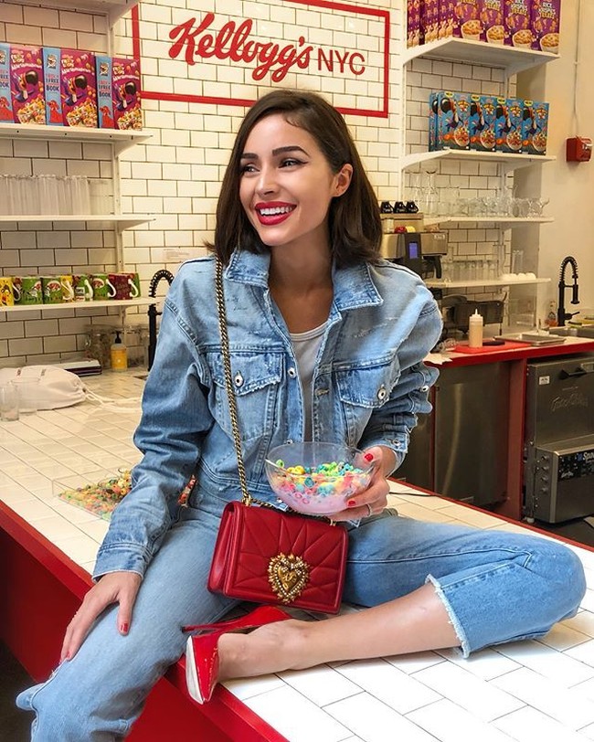 Olivia Culpo diperingatkan agar dia mengenakan pakaian yang lebih tertutup. Jika tidak, mantan kekasih Nick Jonas ini tidak bisa naik pesawat. Foto: Instagram @oliviaculpo