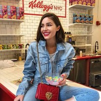 Olivia Culpo diperingatkan agar dia mengenakan pakaian yang lebih tertutup. Jika tidak, mantan kekasih Nick Jonas ini tidak bisa naik pesawat. Foto: Instagram @oliviaculpo