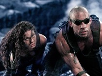 Sinopsis Riddick, Saat Pejuang Terjebak di Planet yang Terbakar Matahari