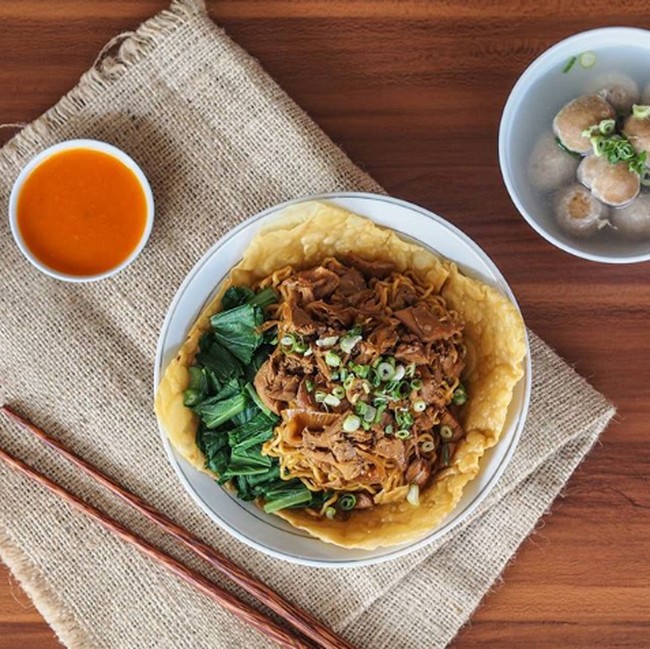 Pakai Mangkuk Pangsit, Mie Ayam Unik Tersedia di 5 Tempat Ini