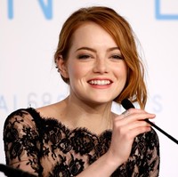 Wajah BulatPemilik wajah bulat sering kali khawatir ketika potong poni. Jika terlalu pendek dan penuh, poni memang bisa membuat wajah semakin lebar. Karenanya, stylist rambut Sam Burnett menyarankan untuk membuat poni lebih panjang dan dibuat di samping wajah seperti ini untuk membuat ilusi pipi lebih tirus. Foto: Getty Images