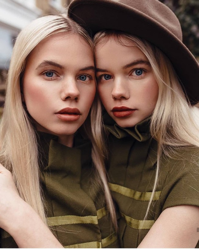Si kembar identik ini sama-sama menjadi model. Ketika tampil menjadi model fashion show atau pemotretan keduanya ibarat satu kesatuan yang selalu diminta untuk tampil bersama.  Foto: Instagram @hoepertwins