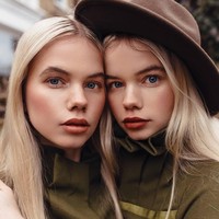 Si kembar identik ini sama-sama menjadi model. Ketika tampil menjadi model fashion show atau pemotretan keduanya ibarat satu kesatuan yang selalu diminta untuk tampil bersama.  Foto: Instagram @hoepertwins