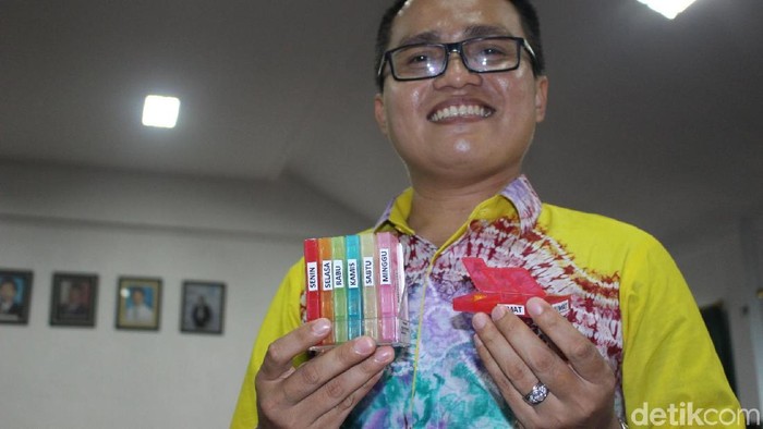Ary dan alat KOPI TB. (Foto: Muhammad Risanta/detikHealth) Ary dan alat KOPI TB. (Foto: Muhammad Risanta/detikHealth)