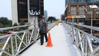 Siang ini, Selasa (6/11) detikTravel pun menyambangi JPO tanpa atap tersebut. Hanya berbeda dengan hari sebelumnya yang lebih lengang, hari ini tampak sejumlah petugas dari pihak Pemprov DKI Jakarta yang melakukan pengecetan di JPO tersebut (Randy/detikcom)  