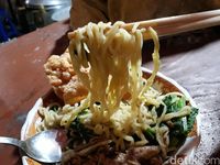 Seru! Mie Ayam Terbang Ini Dilempar-lempar Sebelum Disajikan
