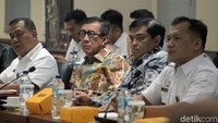 Menkum HAM Yasonna Laoly nampak mendengarkan pemaparan dari DPD RI dalam rapat kerja tersebut.