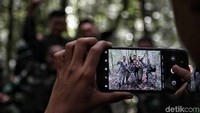 Meski saling menjaga wilayah masing-masing, hubungan antara para prajurit TNI dengan prajurit RRD Malaysia tetap akrab.
