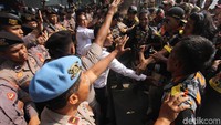 Polisi langsung membentuk barikade untuk menghalau massa yang coba masuk ke gedung KPK.