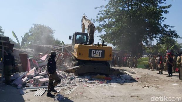 45 tempat karaoke liar di dekat Masjid Agung Jateng dibongkar.