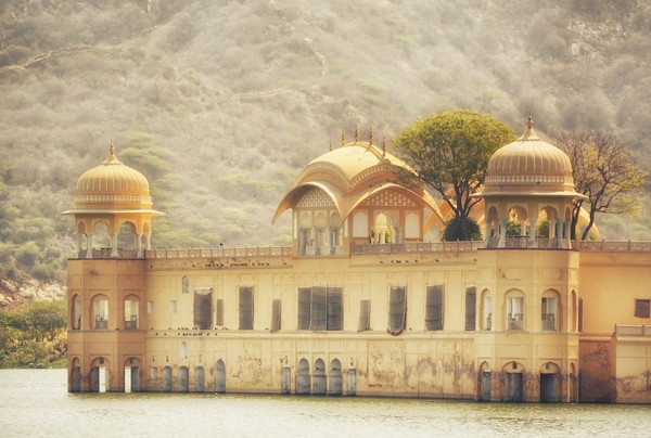 India memang punya banyak istana keren. Selain Taj Mahal di Agra, ada juga istana yang tak kalah menarik di Jaipur bernama Jal Mahal (iStock) India memang punya banyak istana keren. Selain Taj Mahal di Agra, ada juga istana yang tak kalah menarik di Jaipur bernama Jal Mahal (iStock)