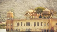 India memang punya banyak istana keren. Selain Taj Mahal di Agra, ada juga istana yang tak kalah menarik di Jaipur bernama Jal Mahal (iStock)
